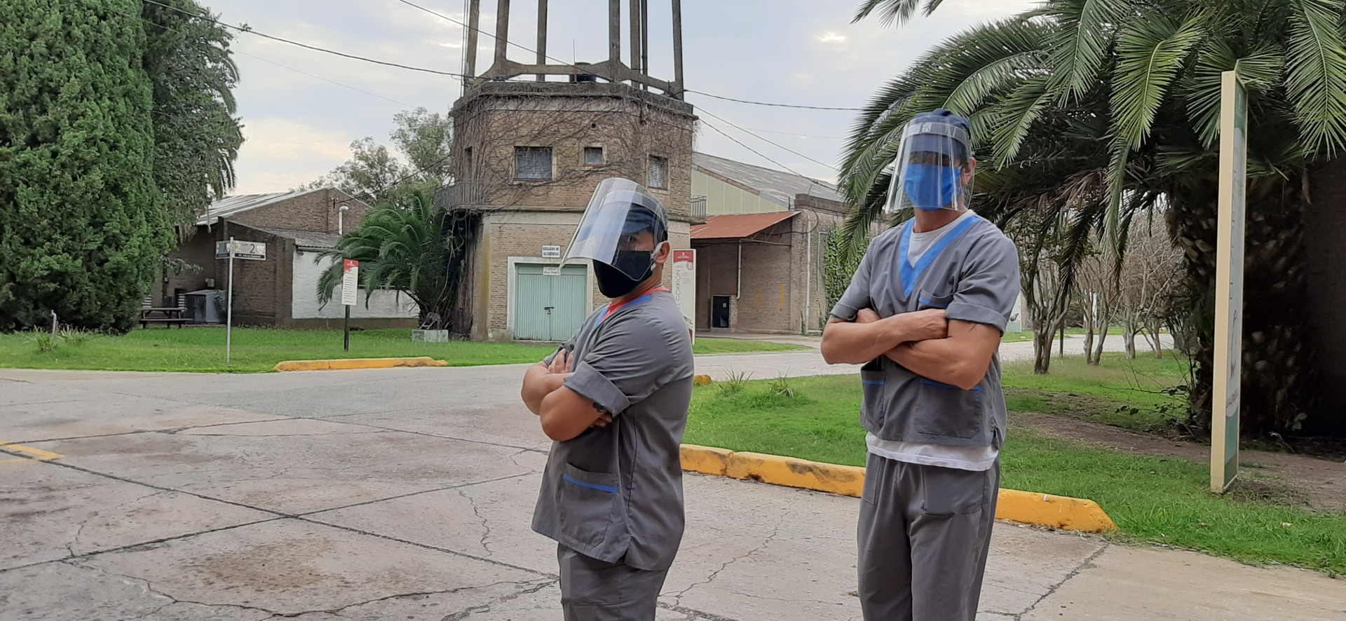 grupo de colaboradores de la empresa ubicados en la fabeica de trabajo con la indumentaria de la empresa de frente